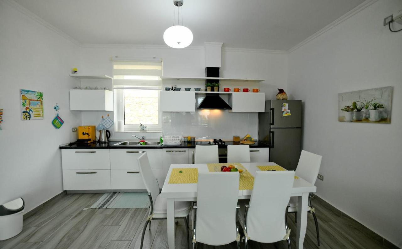Vila Rina At Aquamarine Residence Vlore Exterior photo
